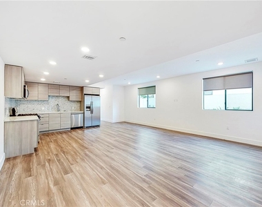 1482 S Sherbourne Drive - Photo Thumbnail 2