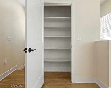2043 Lincoln Avenue - Photo Thumbnail 4