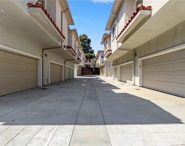 2043 Lincoln Avenue - Photo Thumbnail 7
