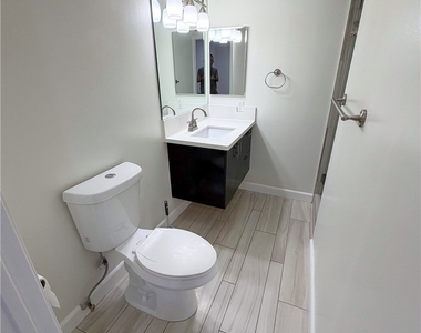 6665 Franklin Avenue - Photo Thumbnail 17