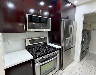 6665 Franklin Avenue - Photo Thumbnail 6