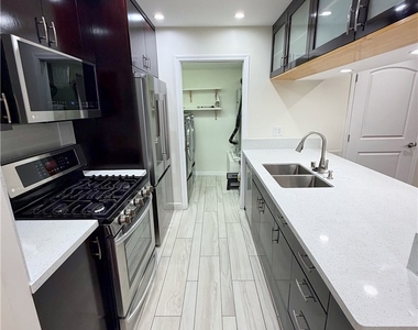 6665 Franklin Avenue - Photo Thumbnail 5