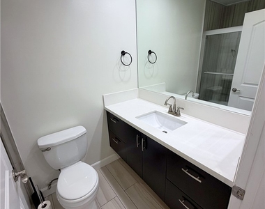 6665 Franklin Avenue - Photo Thumbnail 13