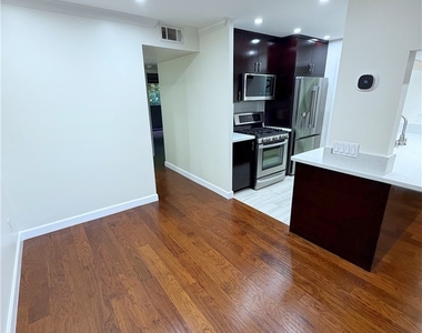 6665 Franklin Avenue - Photo Thumbnail 10