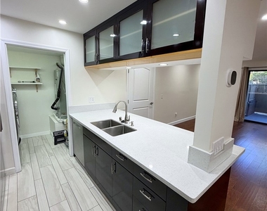 6665 Franklin Avenue - Photo Thumbnail 7