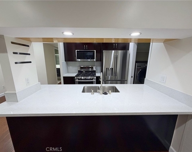 6665 Franklin Avenue - Photo Thumbnail 4