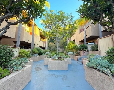 6665 Franklin Avenue - Photo Thumbnail 26