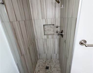 6665 Franklin Avenue - Photo Thumbnail 18