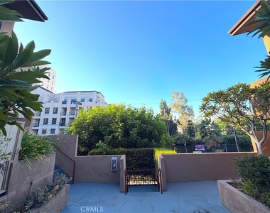 6665 Franklin Avenue - Photo Thumbnail 28
