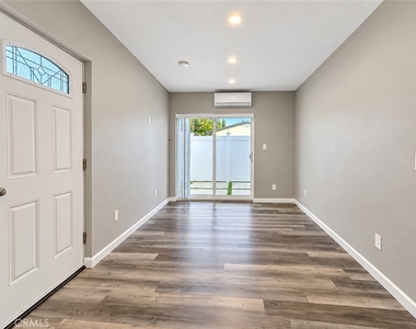 6463 Woodlake Avenue - Photo Thumbnail 3