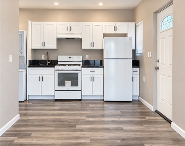 6463 Woodlake Avenue - Photo Thumbnail 7
