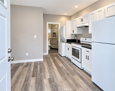 6463 Woodlake Avenue - Photo Thumbnail 2