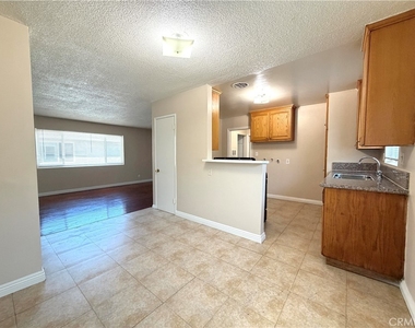 12915 Doty Avenue - Photo Thumbnail 6