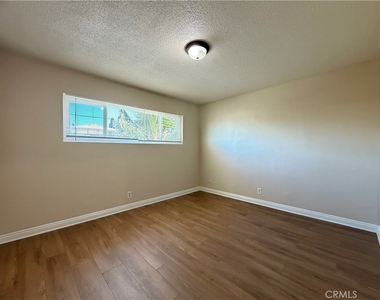 12915 Doty Avenue - Photo Thumbnail 9