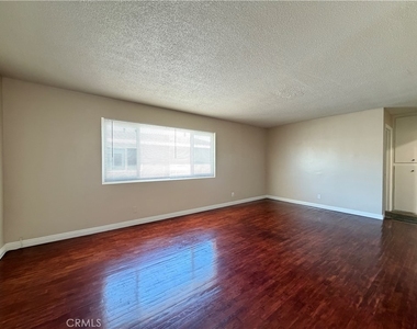 12915 Doty Avenue - Photo Thumbnail 2
