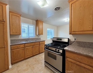 12915 Doty Avenue - Photo Thumbnail 7
