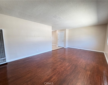 12915 Doty Avenue - Photo Thumbnail 4