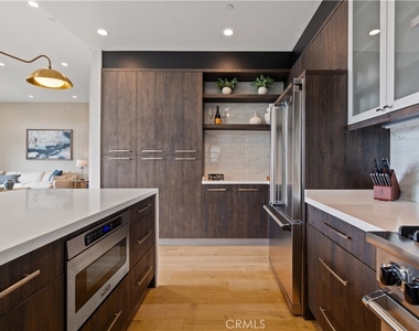 802 Bard Street - Photo Thumbnail 3