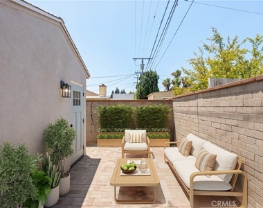 8017 Airlane Avenue - Photo Thumbnail 8