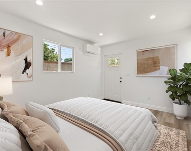 8017 Airlane Avenue - Photo Thumbnail 3