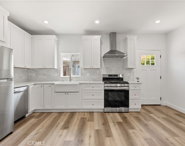 8017 Airlane Avenue - Photo Thumbnail 4