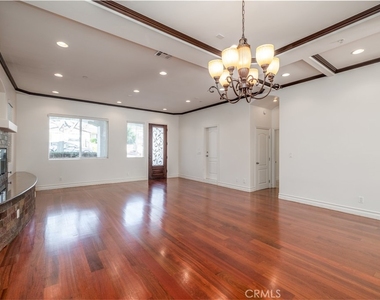 2402 Ives Lane - Photo Thumbnail 4
