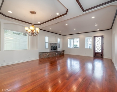 2402 Ives Lane - Photo Thumbnail 3