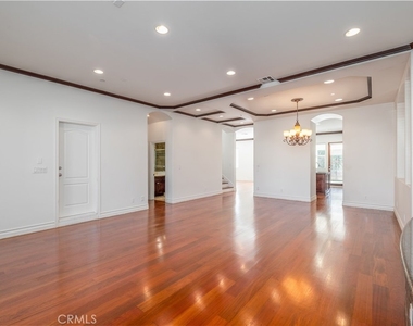 2402 Ives Lane - Photo Thumbnail 2