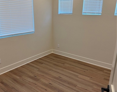 18090 Prairie Avenue - Photo Thumbnail 5