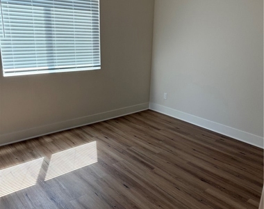 18090 Prairie Avenue - Photo Thumbnail 11