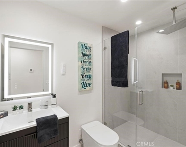 13739 Wyndotte Street - Photo Thumbnail 9