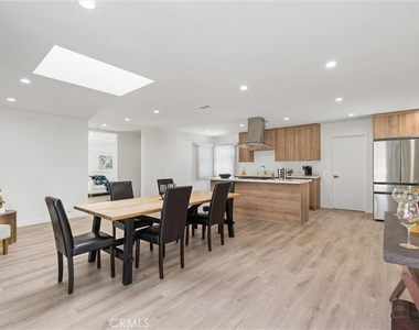 13739 Wyndotte Street - Photo Thumbnail 6