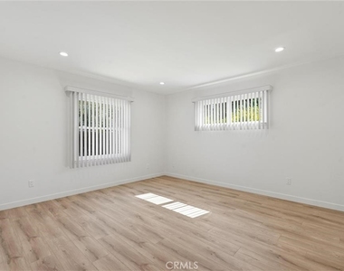 13739 Wyndotte Street - Photo Thumbnail 14