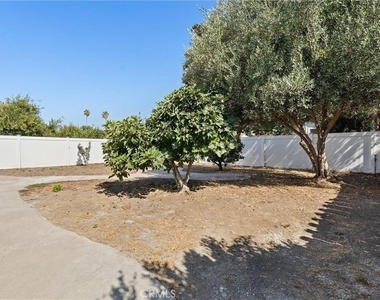 13739 Wyndotte Street - Photo Thumbnail 19