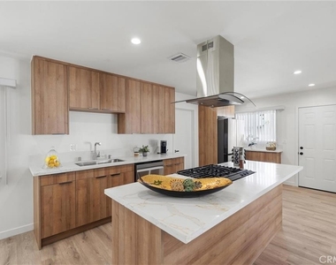 13739 Wyndotte Street - Photo Thumbnail 8