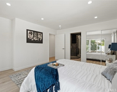 13739 Wyndotte Street - Photo Thumbnail 17