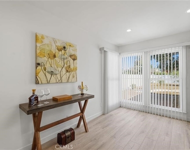 13739 Wyndotte Street - Photo Thumbnail 7