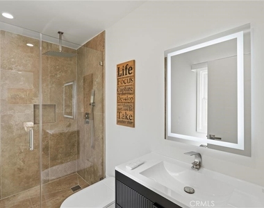 13739 Wyndotte Street - Photo Thumbnail 12