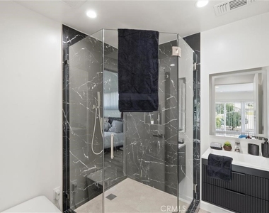 13739 Wyndotte Street - Photo Thumbnail 18