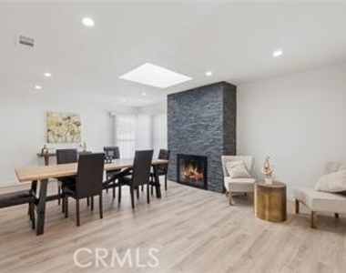 13739 Wyndotte Street - Photo Thumbnail 4