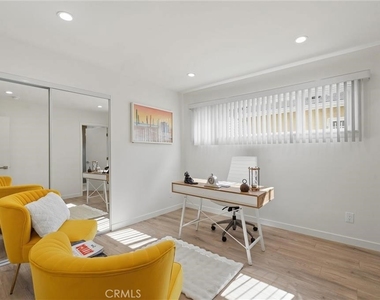 13739 Wyndotte Street - Photo Thumbnail 11