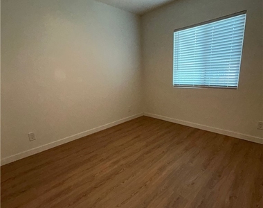 1611 N Niagara - Photo Thumbnail 2