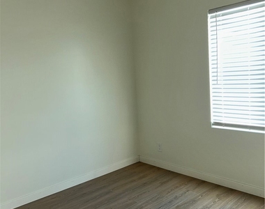 1611 N Niagara - Photo Thumbnail 10