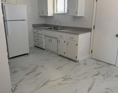 416 Grove Way - Photo Thumbnail 6