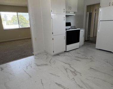 416 Grove Way - Photo Thumbnail 5