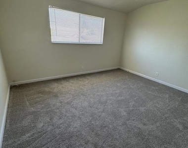 416 Grove Way - Photo Thumbnail 8