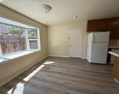 1420 Primrose Way - Photo Thumbnail 3