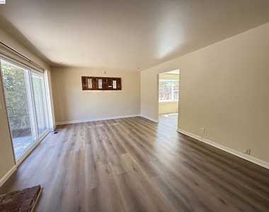 1420 Primrose Way - Photo Thumbnail 6