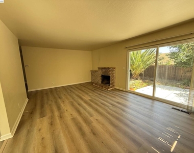1420 Primrose Way - Photo Thumbnail 5