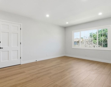 4030 Abourne Road - Photo Thumbnail 5